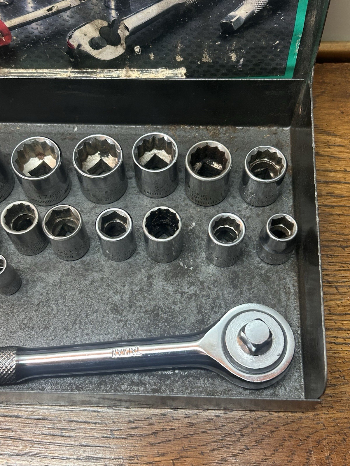 Vtg 32 Piece Socket Set 1/4″ & 3/8″ Chrome Van Metal Case Some Never Used Minus1