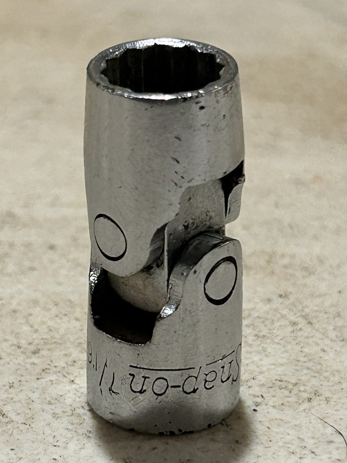Snap on FVU14 3/8″ 12pt 3/8″ Drive Swivel Socket