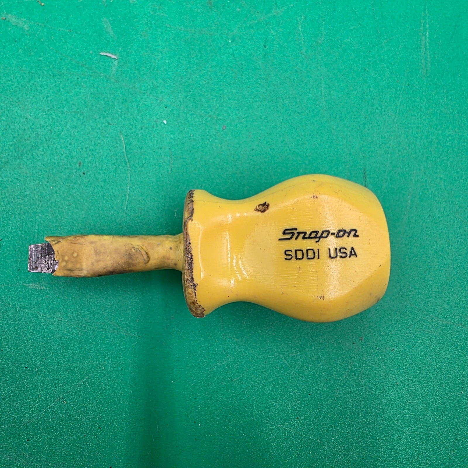 Vintage USED Snap-On Yellow Stubby Flat Tipped Screwdriver SDD1 Slotted