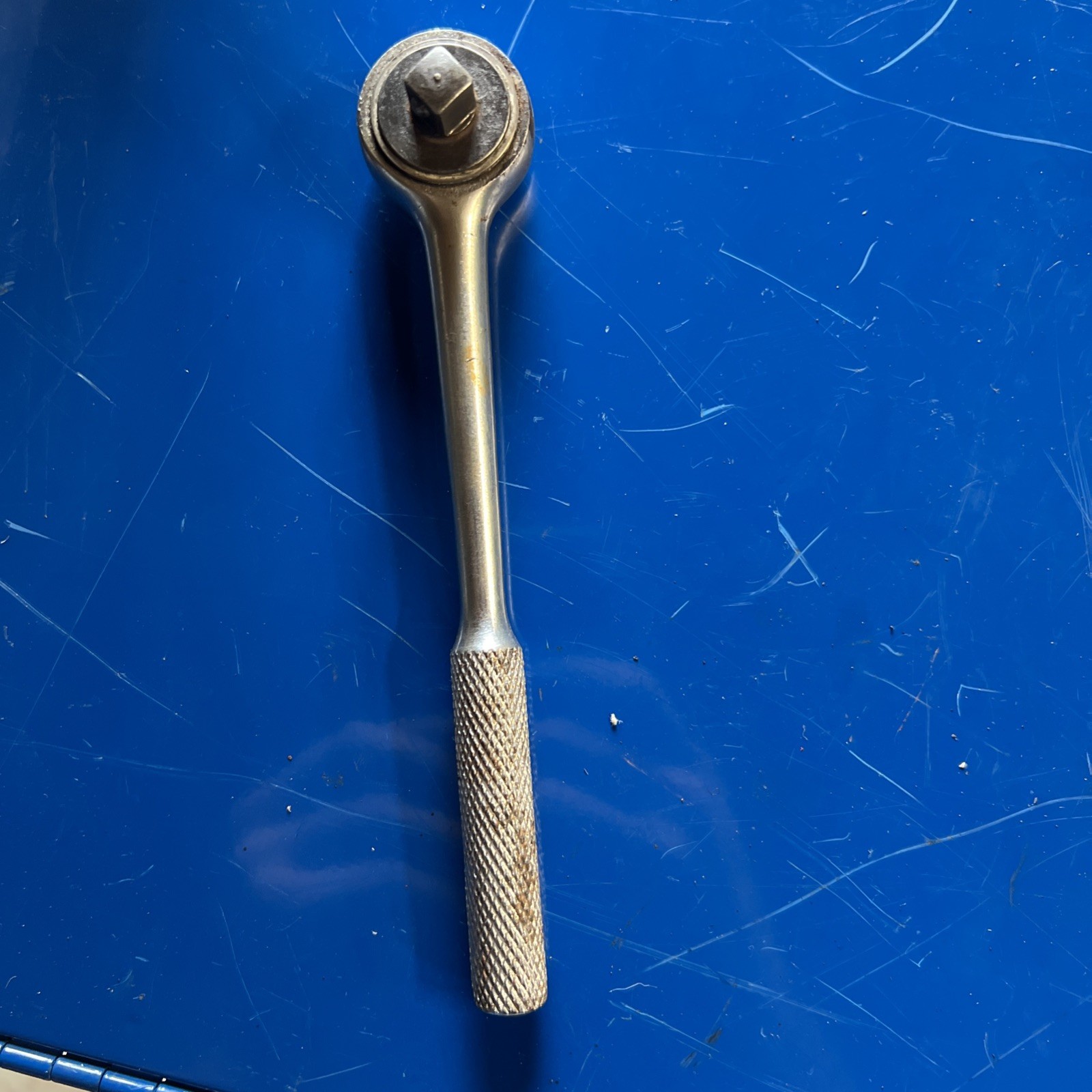 Action Tools 7-3/8″ Long Ratchet 3/8″ Drive Knurled Handl Round Head 77JA Vtg US
