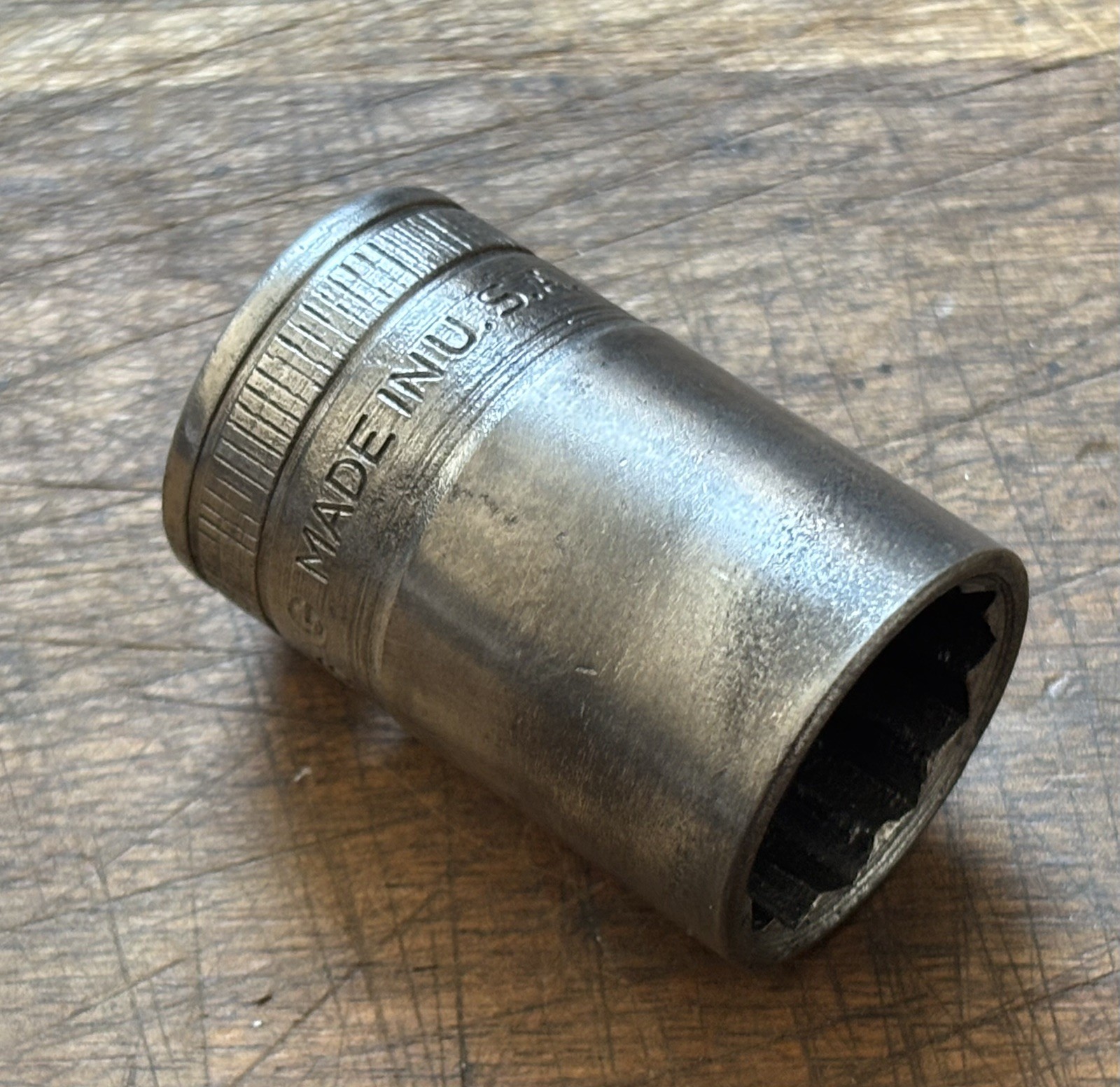 Snap-On SW-220 – 1/2″ Drive 11/16″ AF – 12 Point Standard Socket