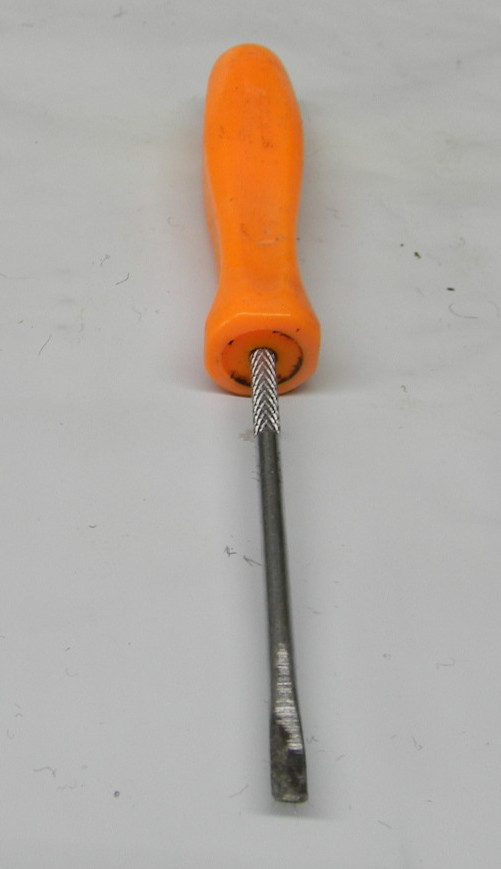 SNAP-ON 5″ LONG MINI ORANGE HARD HANDLE 1/8″ FLAT TIP SCREWDRIVER #SDD304