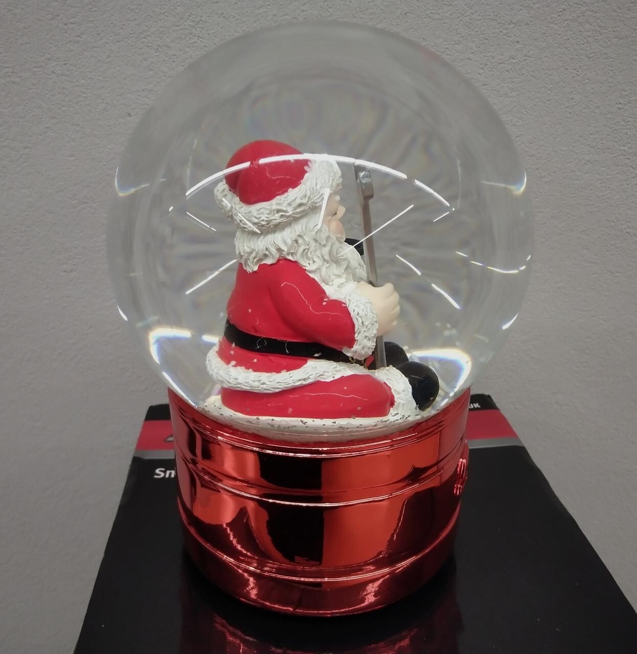 snap on collectables musical snow globe here comes santa claus new and boxed JP
