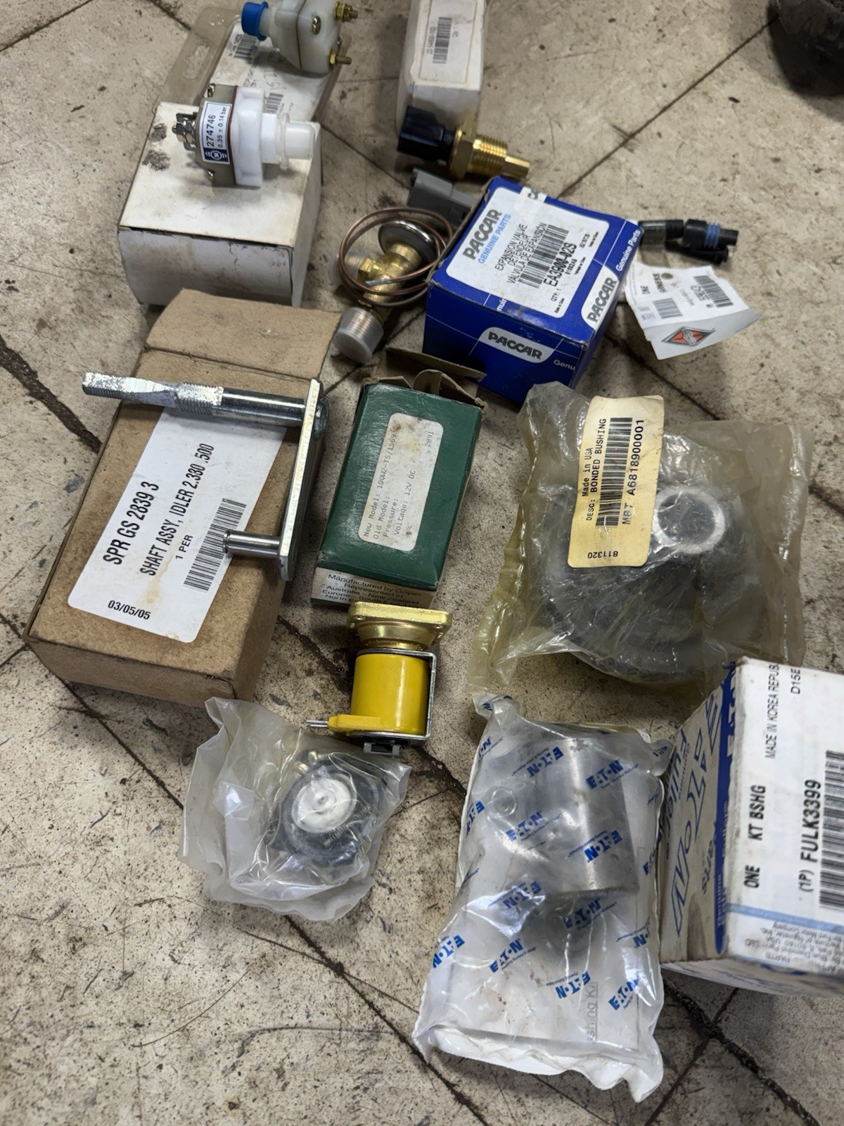 Freightliner/INTERNATIONAL Semi TRUCK PARTS MIXED LOT