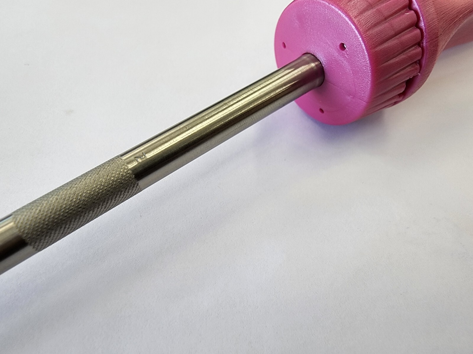 Snap-on Tools NEW PEARL PINK Hard Grip 8″ Shaft Ratcheting Screwdriver SSDMR8APP