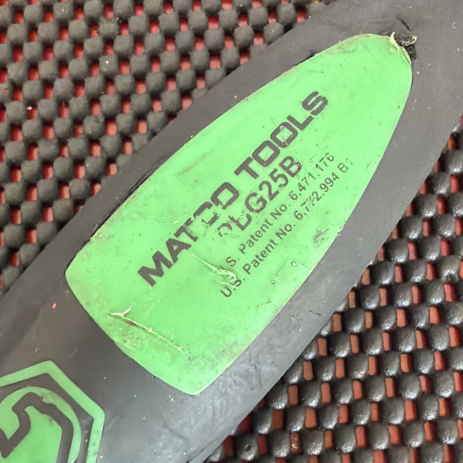 Matco Tools 25″ Curved Tip Striking Pry Bar Green Comfort Grip PBG25B