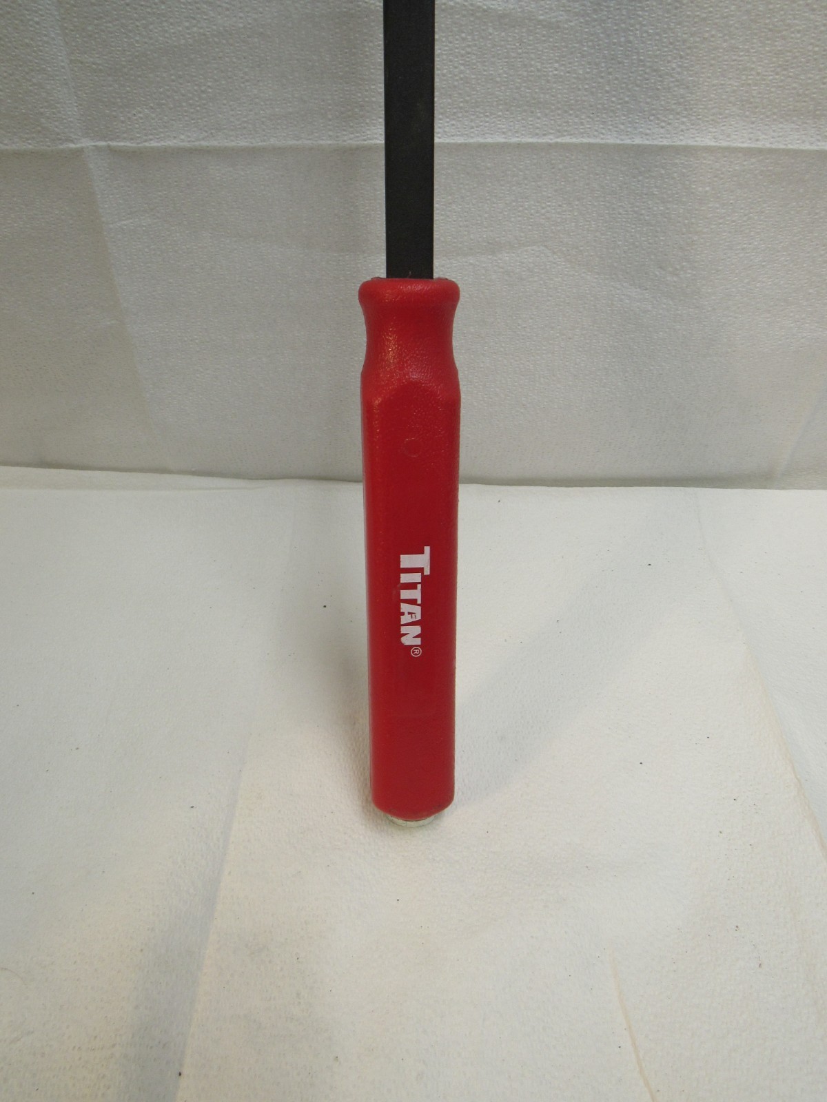 Titan 85538 – 28 Inch Strikeable Pry Bar Red Handle