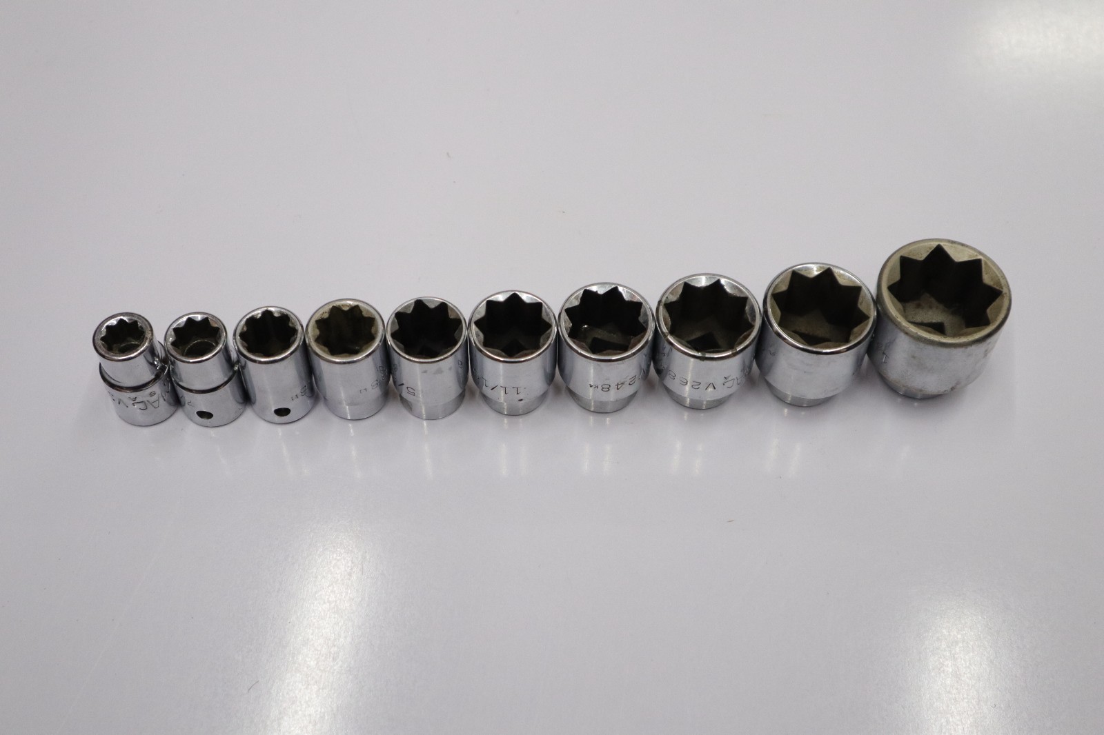 MAC TOOLS 1/2″ DR 8PC SAE 8PT CHROME SOCKET SET IN METAL TRAY #SV108TR 1/2″-1″