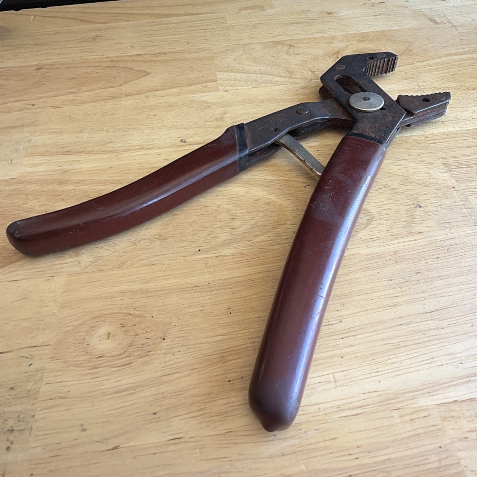 Wright Tools 9″ Long Robogrip Self Adjusting Pliers Burgandy Handle Made in USA