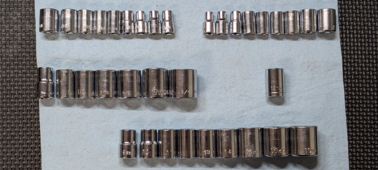 Champion 40-Piece Metric & SAE Socket Wrench Set 1/4″ and 3/8″ Dr In Metal Case