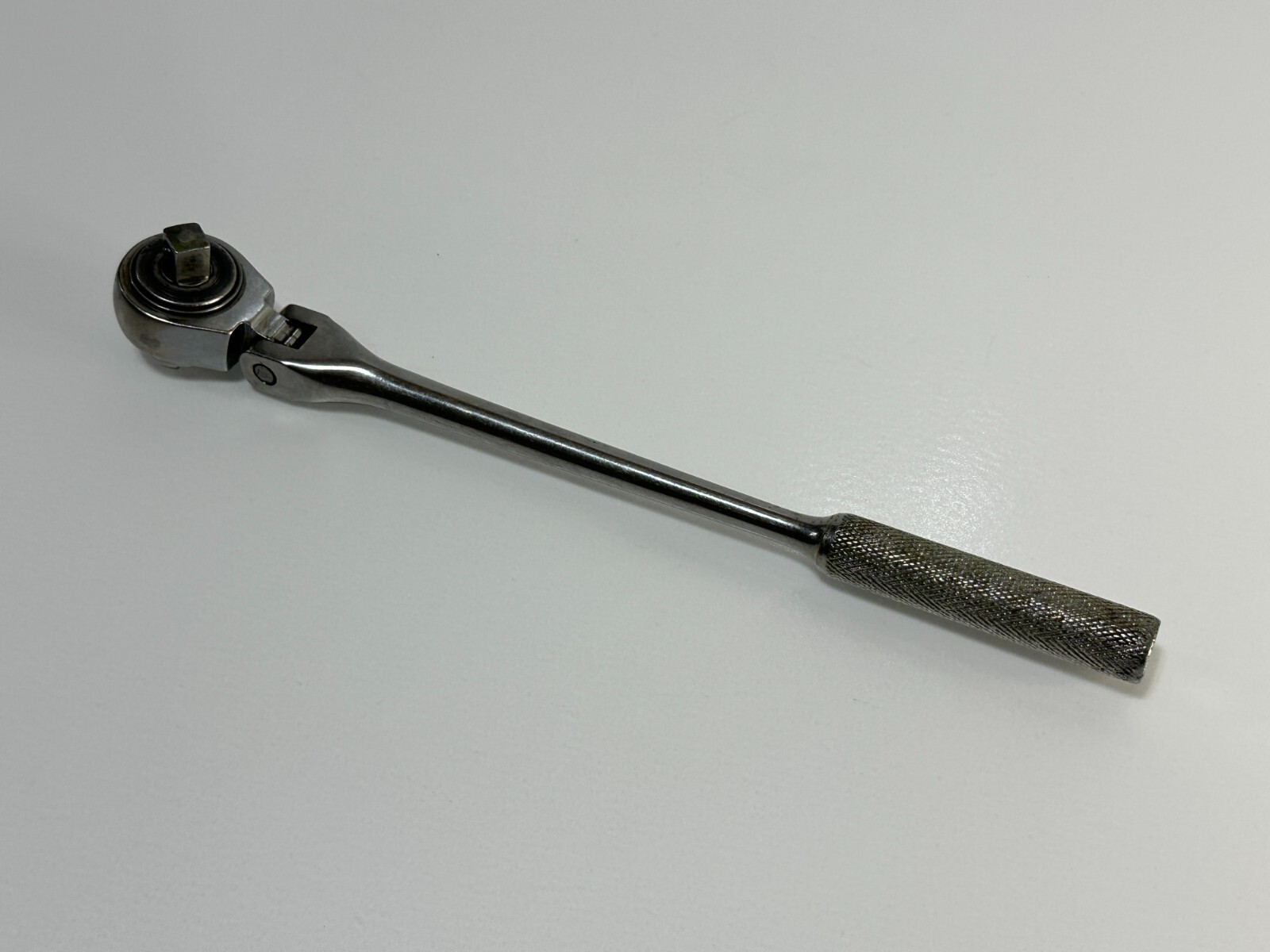 JOHN DEERE Tools USA TY3522 3/8″ Drive Flex Head Ratchet – Chrome Knurled Handle