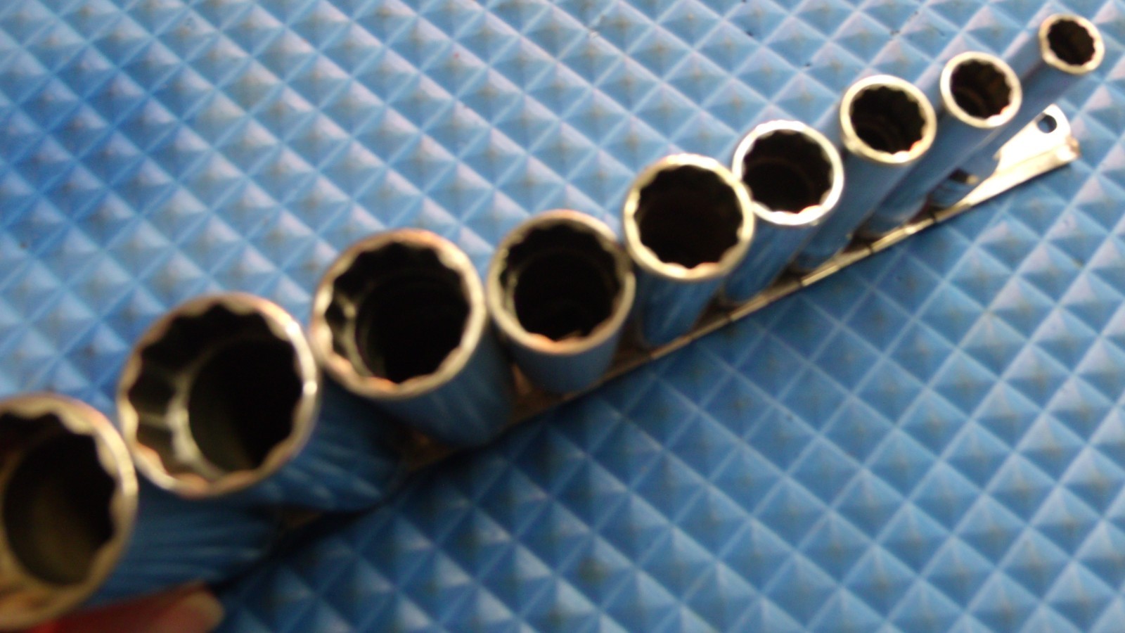 9 PCS. «SNAP-ON» U.S.A. 3/8″ DRIVE 12 POINT DEEP SOCKETS: 5/16 – 7/8″ ON CLIP