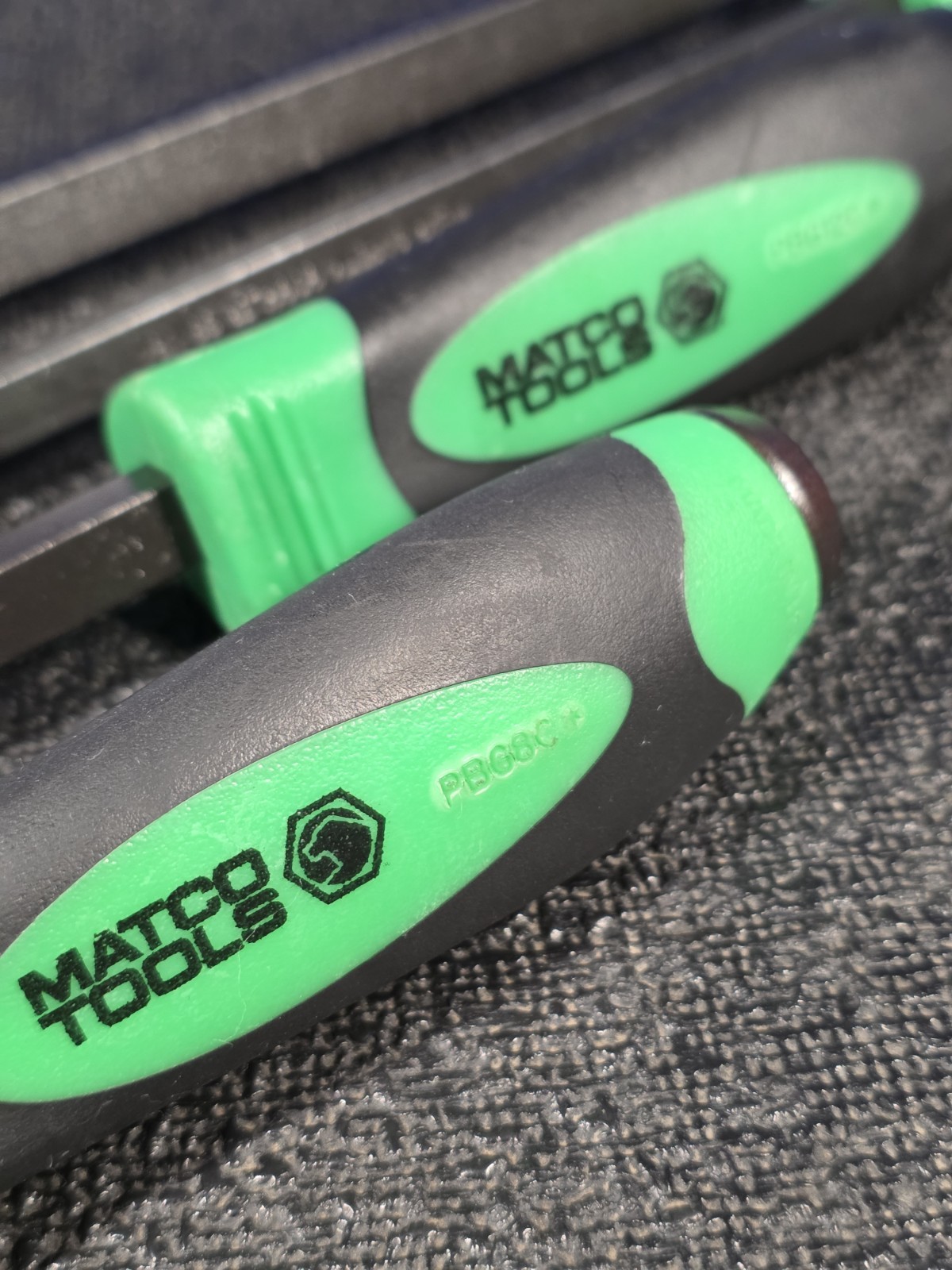 Matco Tools PBSG4C 4-Piece Green Curved Tip Prybar Set 8» 12» 17» 25″