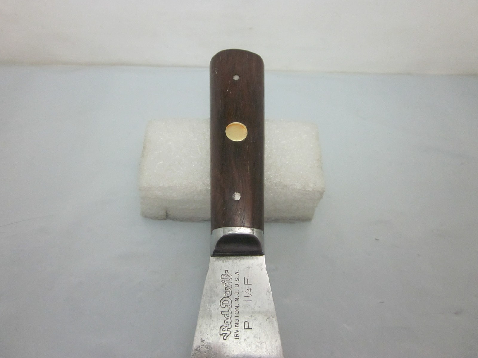 Red Devil 1&1/4″F Flexable Putty Knife Wood Handle 3 Pins USA 1940’s~1950’s Era