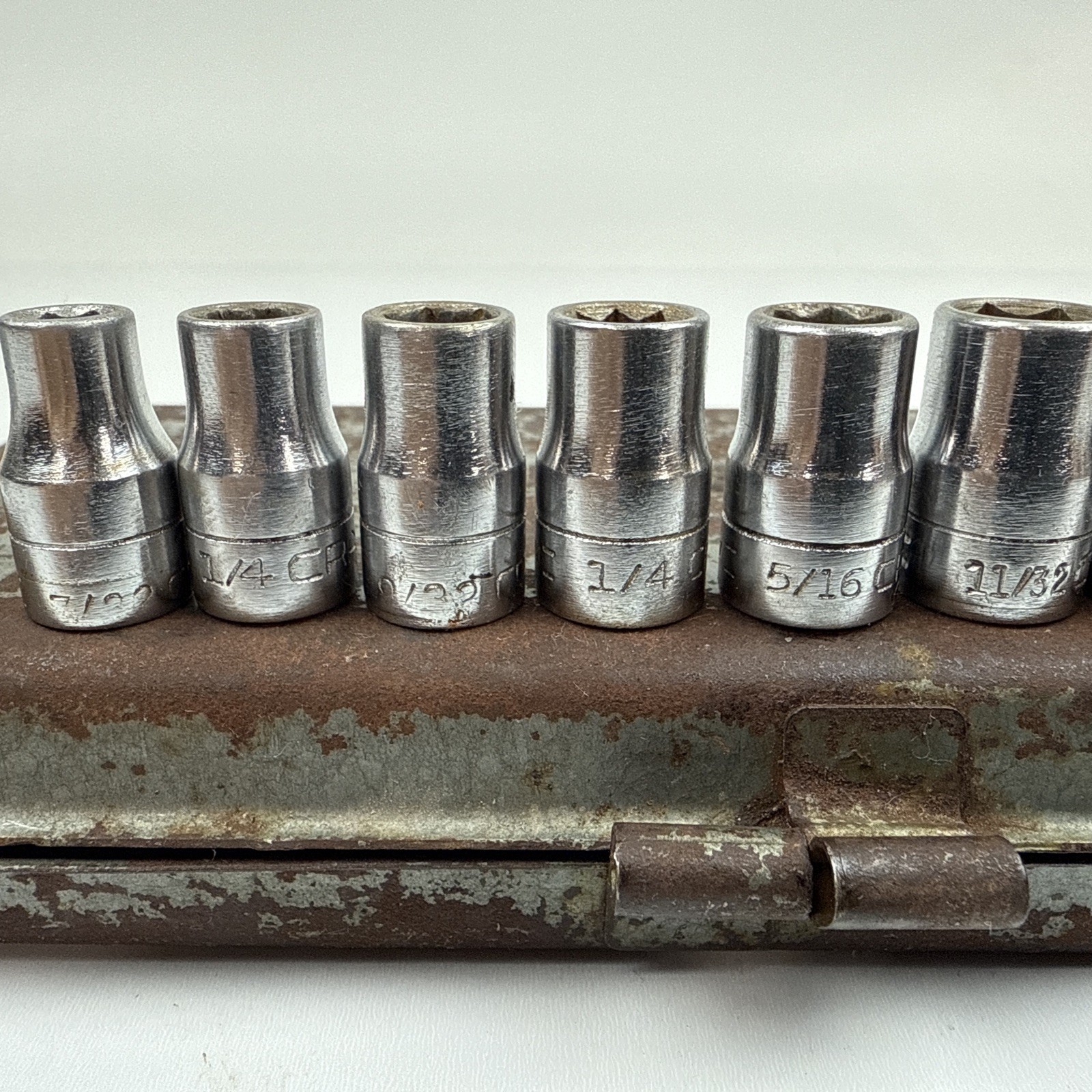 Vintage Craftsman 1/4″ Drive 16pc SAE Socket Set Metal Case =V= & VV Made in USA