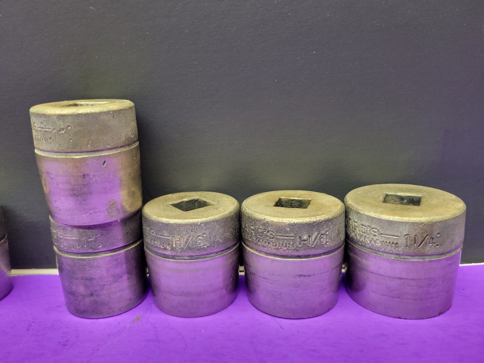 16 VINTAGE WARD’s 1/2 DRIVE SHALLOW SOCKET SET 12PT. 7/16″-7/8″ & 1″TO 1 1/4″