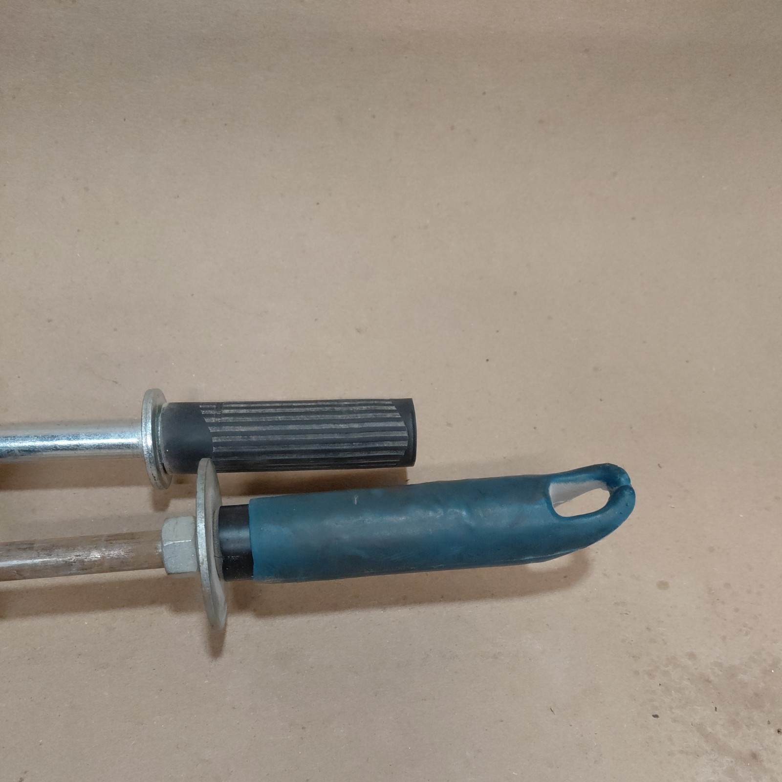 Set of 2 unbranded slide hammers. Both in good working condition.