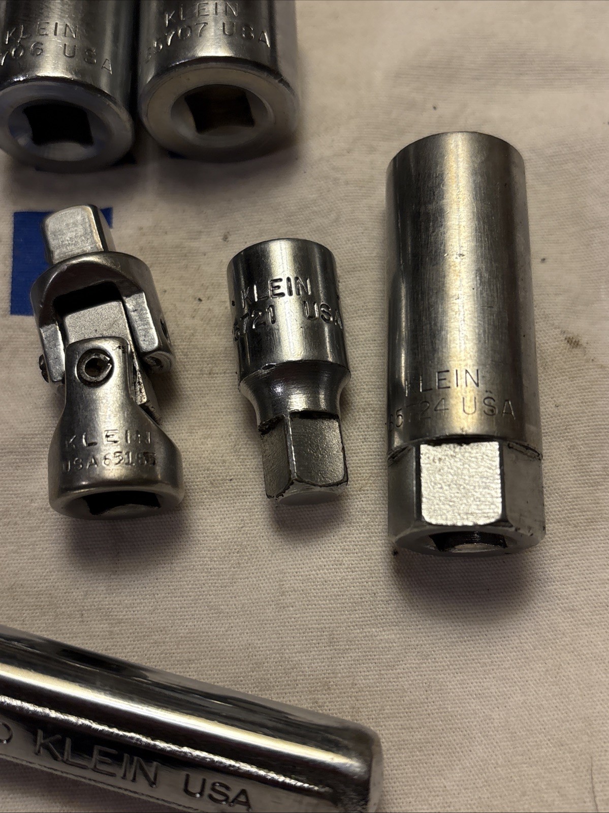 Klein Tools USA 3/8″ Drive 11pc Socket Set w/ Ratchet, Swivel, Metal Box