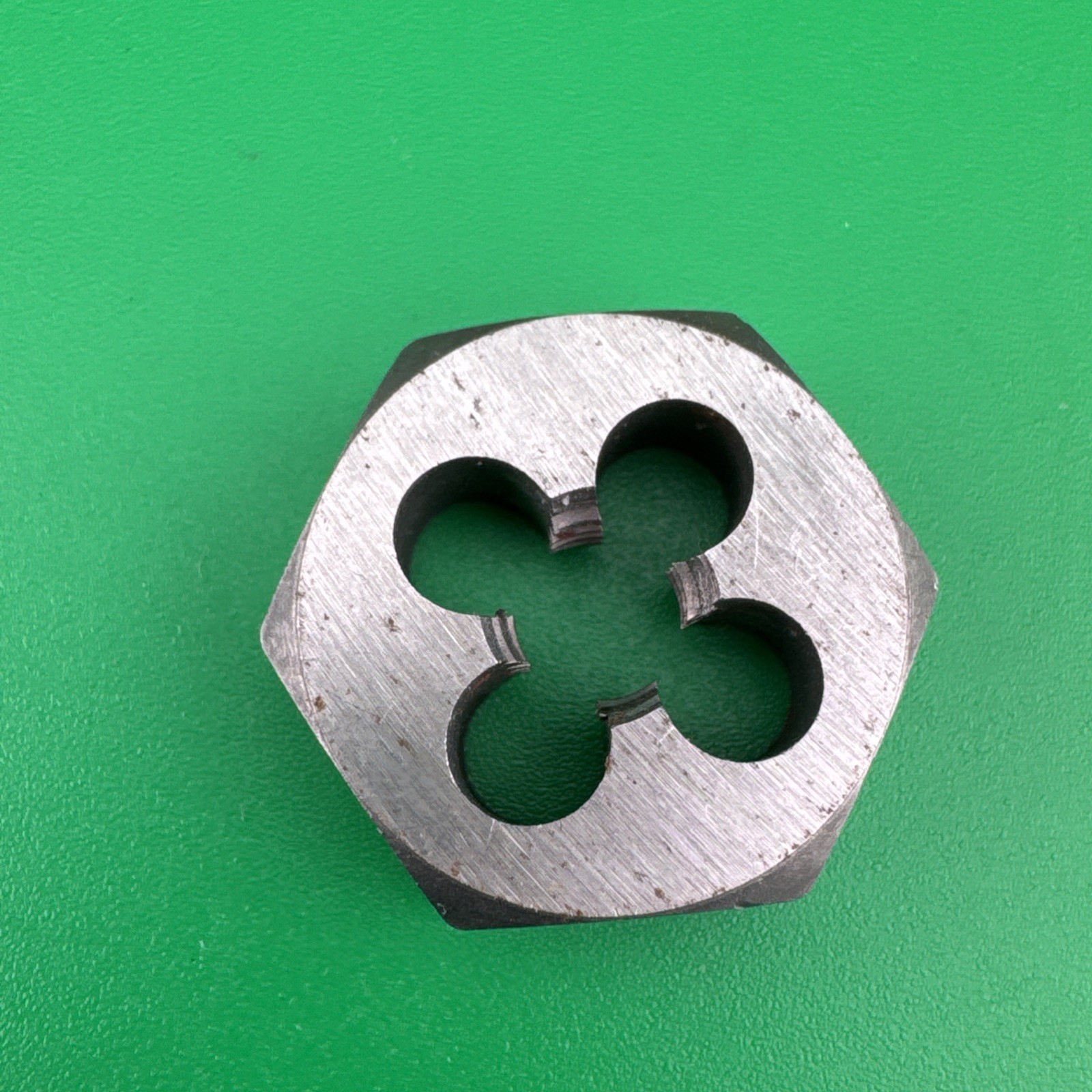 Mac Tools 6524DIA SAE Hexagonal Die 3/8″-16 NC – 1″ Shank