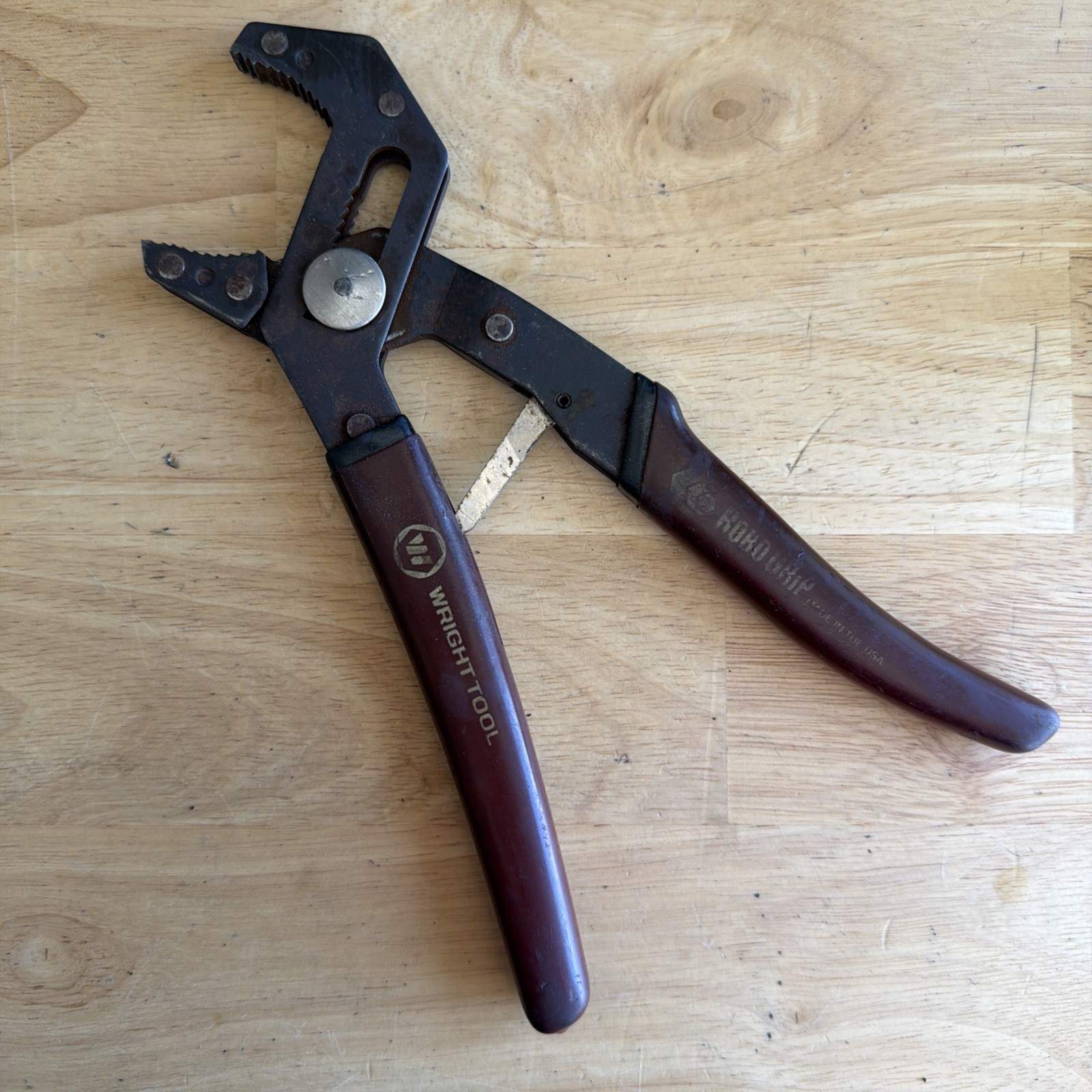 Wright Tools 9″ Long Robogrip Self Adjusting Pliers Burgandy Handle Made in USA