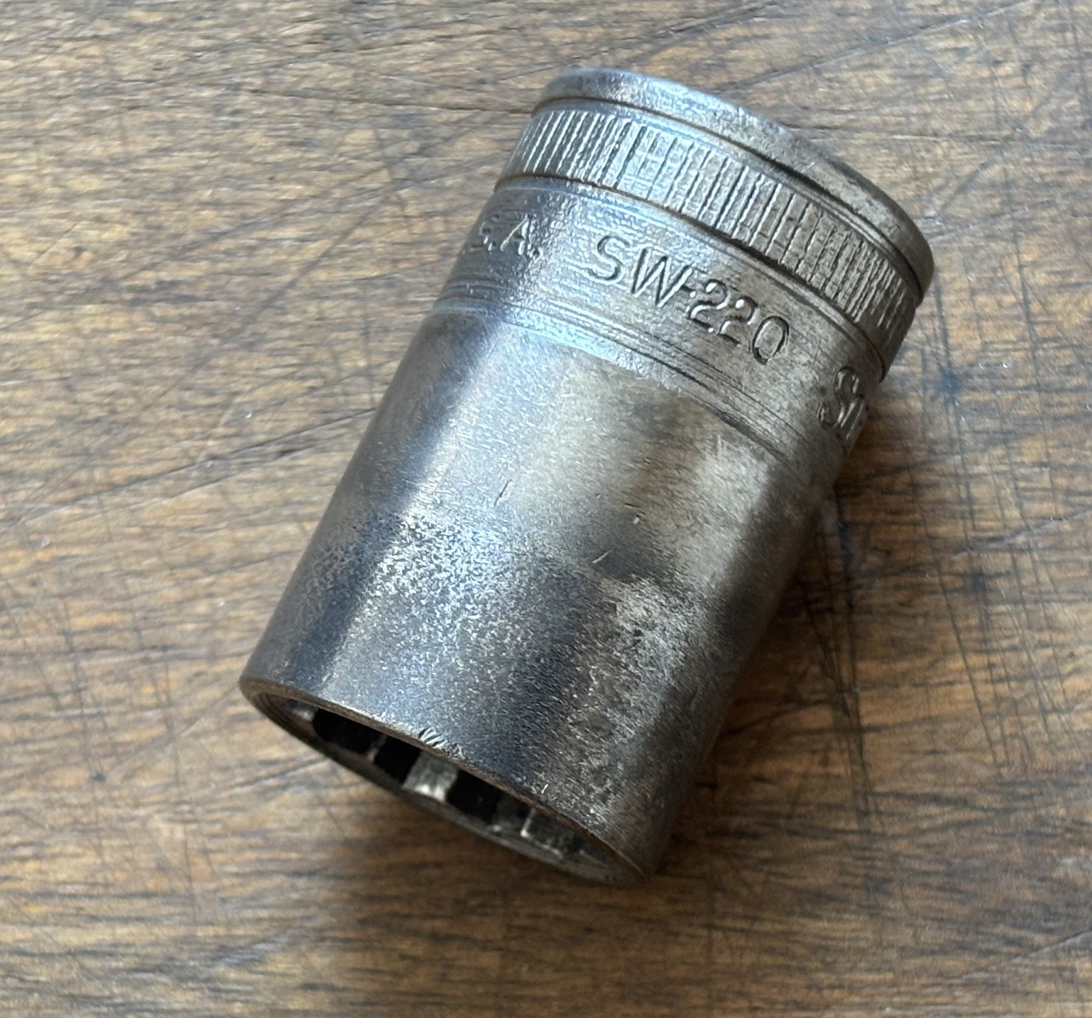 Snap-On SW-220 – 1/2″ Drive 11/16″ AF – 12 Point Standard Socket
