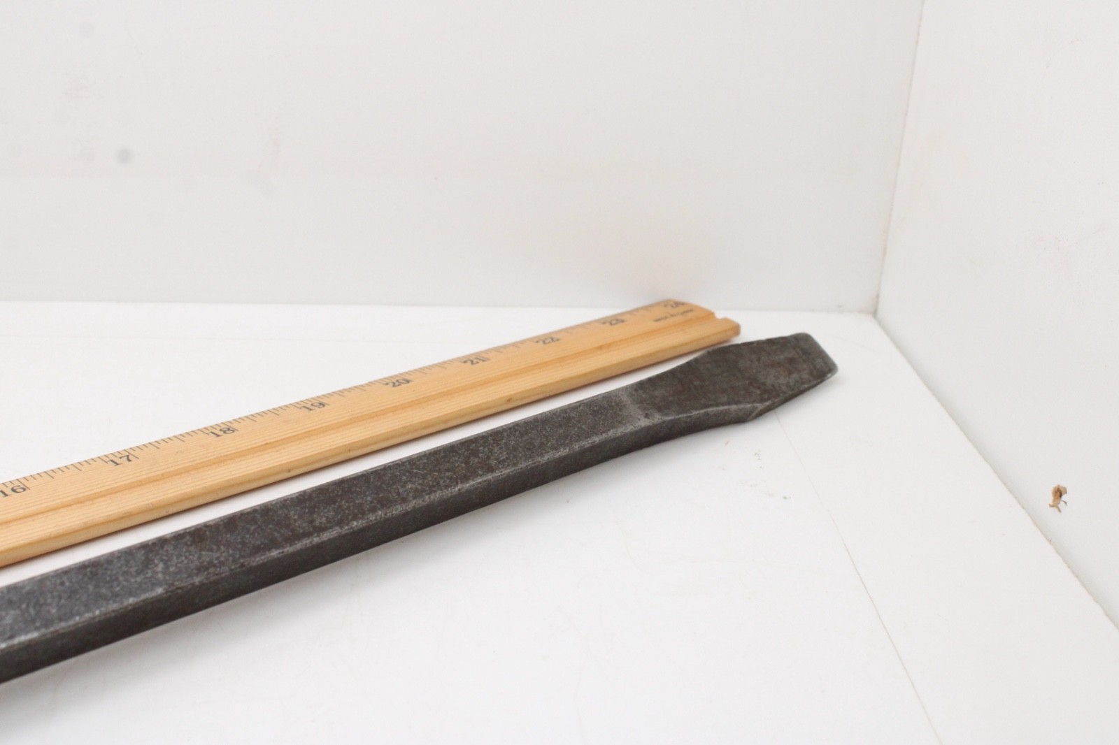 Unbranded 5/8″ Blade 18″ Long Shaft Flat Hard Maroon Handle Screwdriver