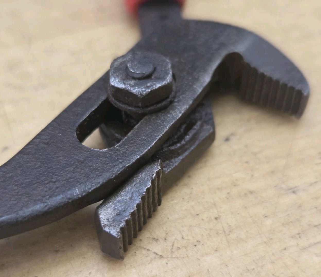 Snap On AWP45 – 5″ Long Soft Grip Adjustable Joint Pliers