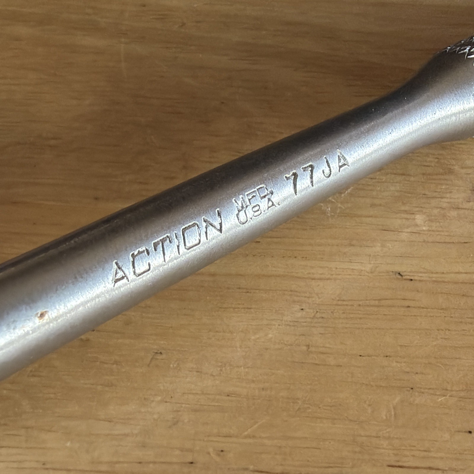 Action Tools 7-3/8″ Long Ratchet 3/8″ Drive Knurled Handl Round Head 77JA Vtg US