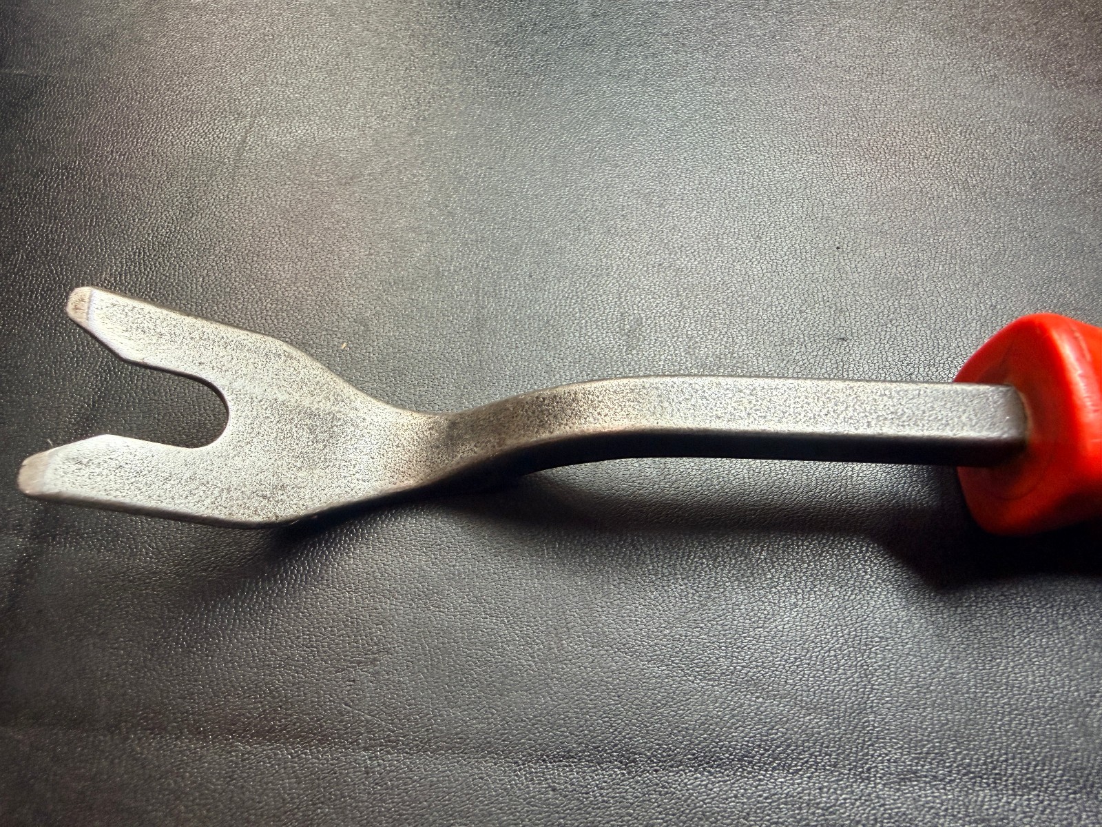 MAC Tools UT4 9-In. Upholstery Trim Removal Tool & Panel Clip Tool (Red) – USA