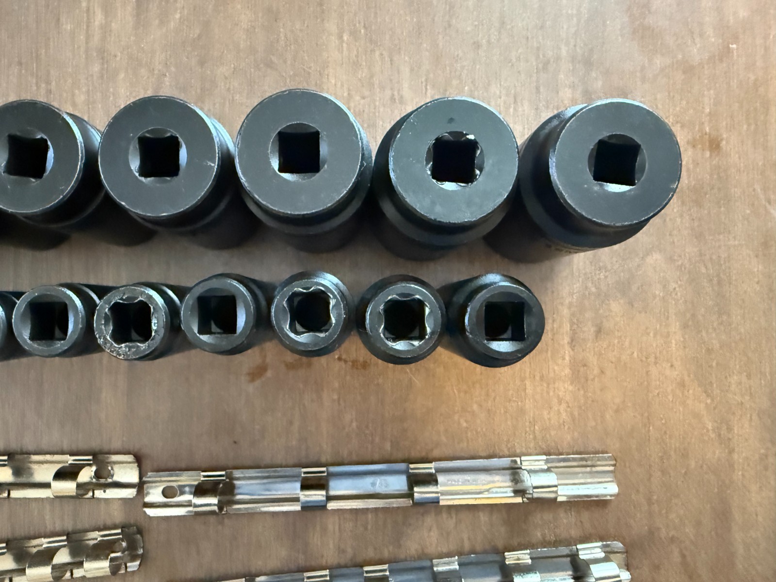 Mac Tools 24-PC. 1/2″ Dr. Metric Deep Impact Socket Set SVDPM246CBR & Tool Bag
