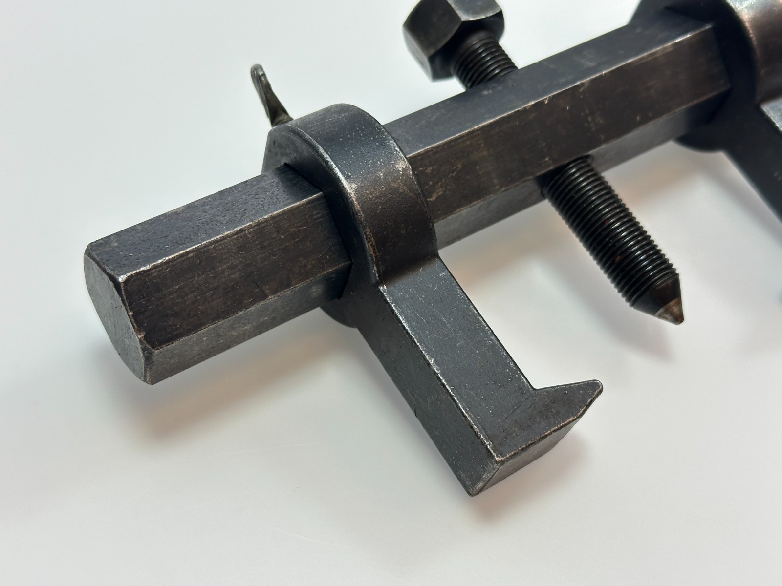 Heavy-duty Hex Yoke Adjustable Jaw Puller 8″ Wide by 3″ Jaw Depth, Pointed Screw