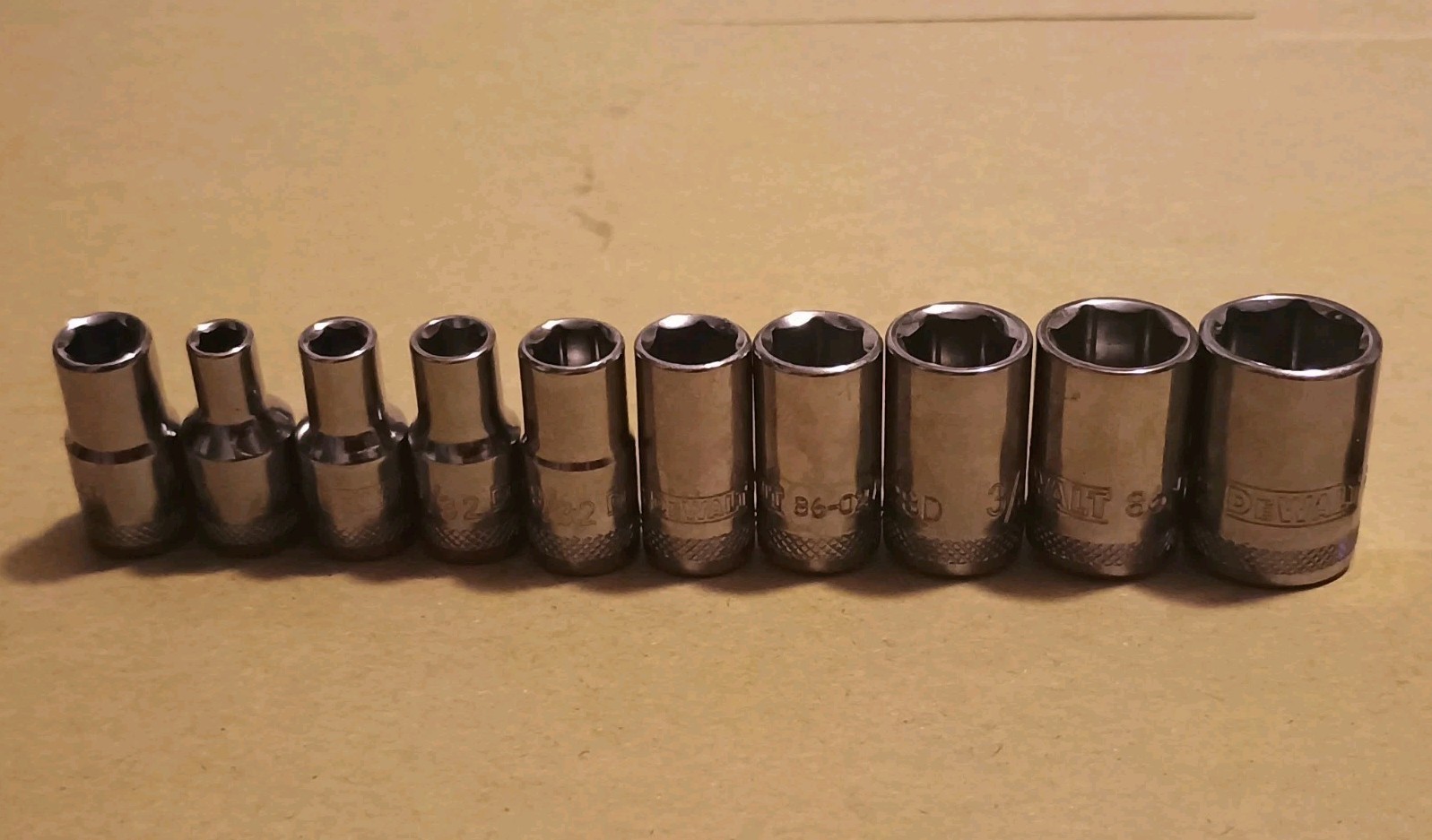 DEWALT 21 Piece METRIC (11) and SAE (10) 6 Point Socket Set For 1/4″ Inch Drive