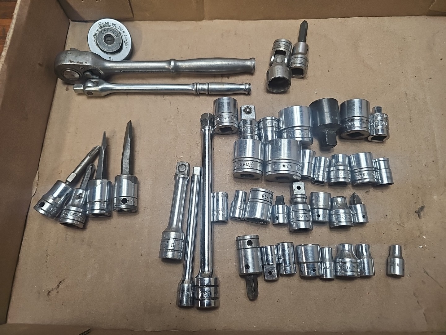 P43- 40 pieces of SNAP ON TOOLS – Sockets, Adapters, Etc 1/4 & 3/8″ Dr