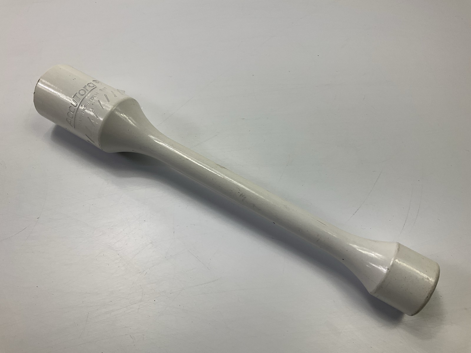 Accutorq 10-0339 1/2″ Drive 22mm 154 Ft/Lbs Aqua Torque Lug Nut Stick Bar WHITE