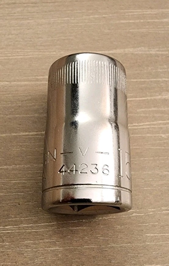 Craftsman 15mm Socket 12 Point 1/2″ Drive V 44236 (Top Knurl, Tapered)