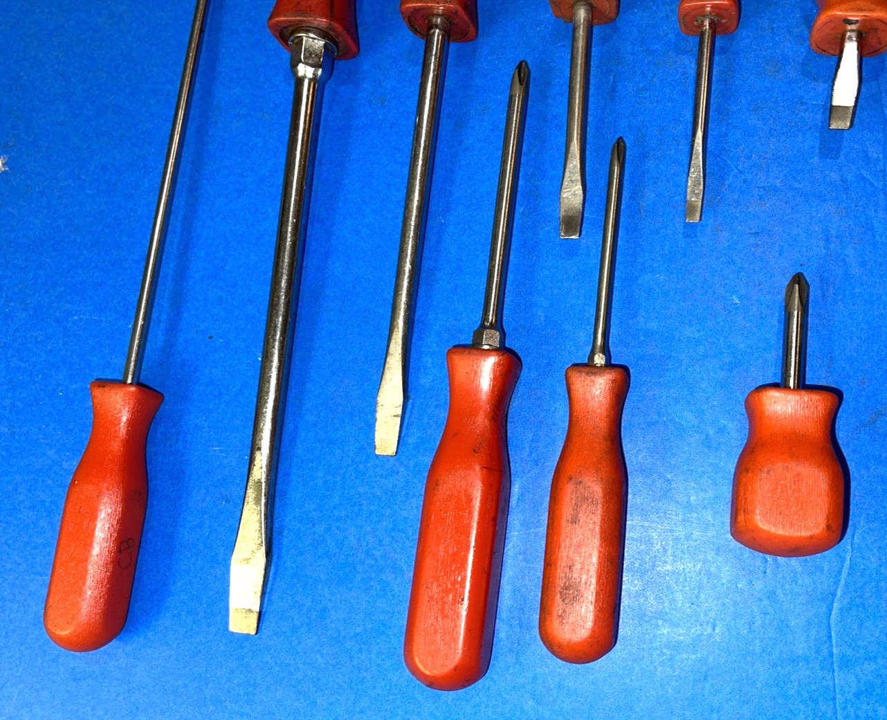 MAC TOOLS VINTAGE 9 PIECE ASSORTED RED HARD HANDLE SCREWDRIVER SET