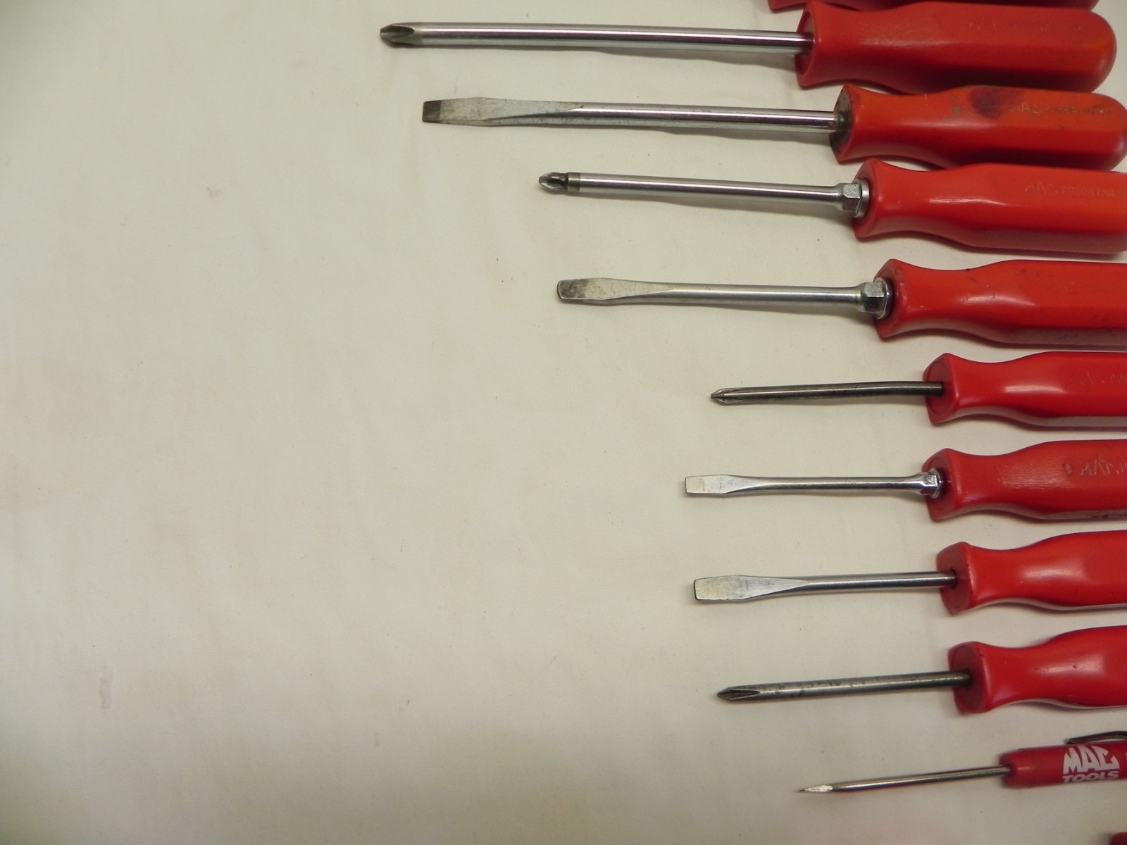 Mac Tools Vintage 15 Piece Flat Tip & Phillips Head Red Screwdriver Set