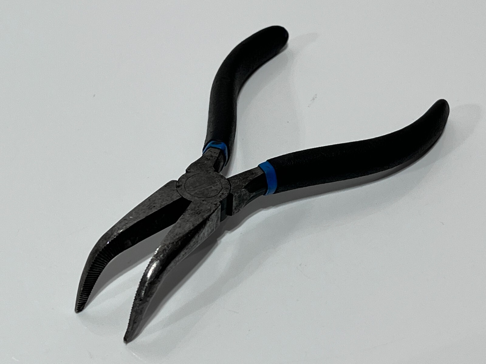 Armstrong Tools USA Made 67-401 Bent Nose Needle Nose Pliers – Black/Blue Grip