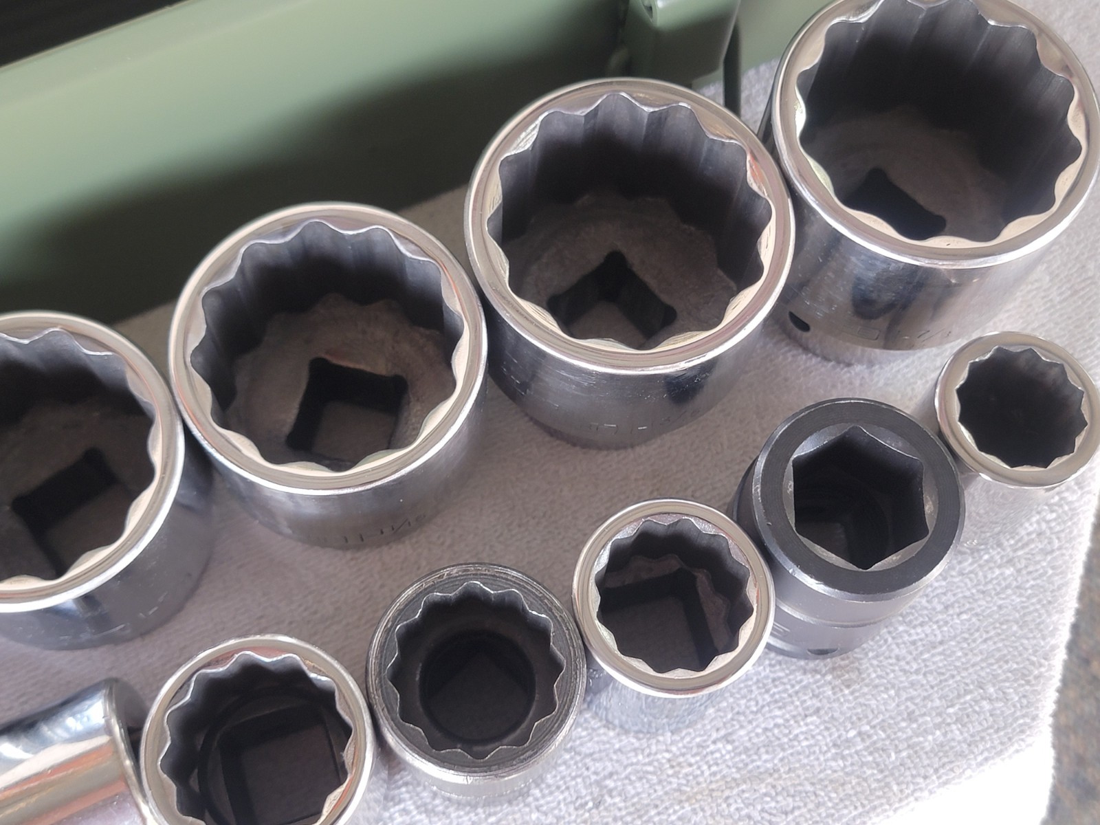 16pc JOHN DEERE Mix Socket Set 3/4″ drive SAE 7/8 to 1-7/8″ Extension Metal Box