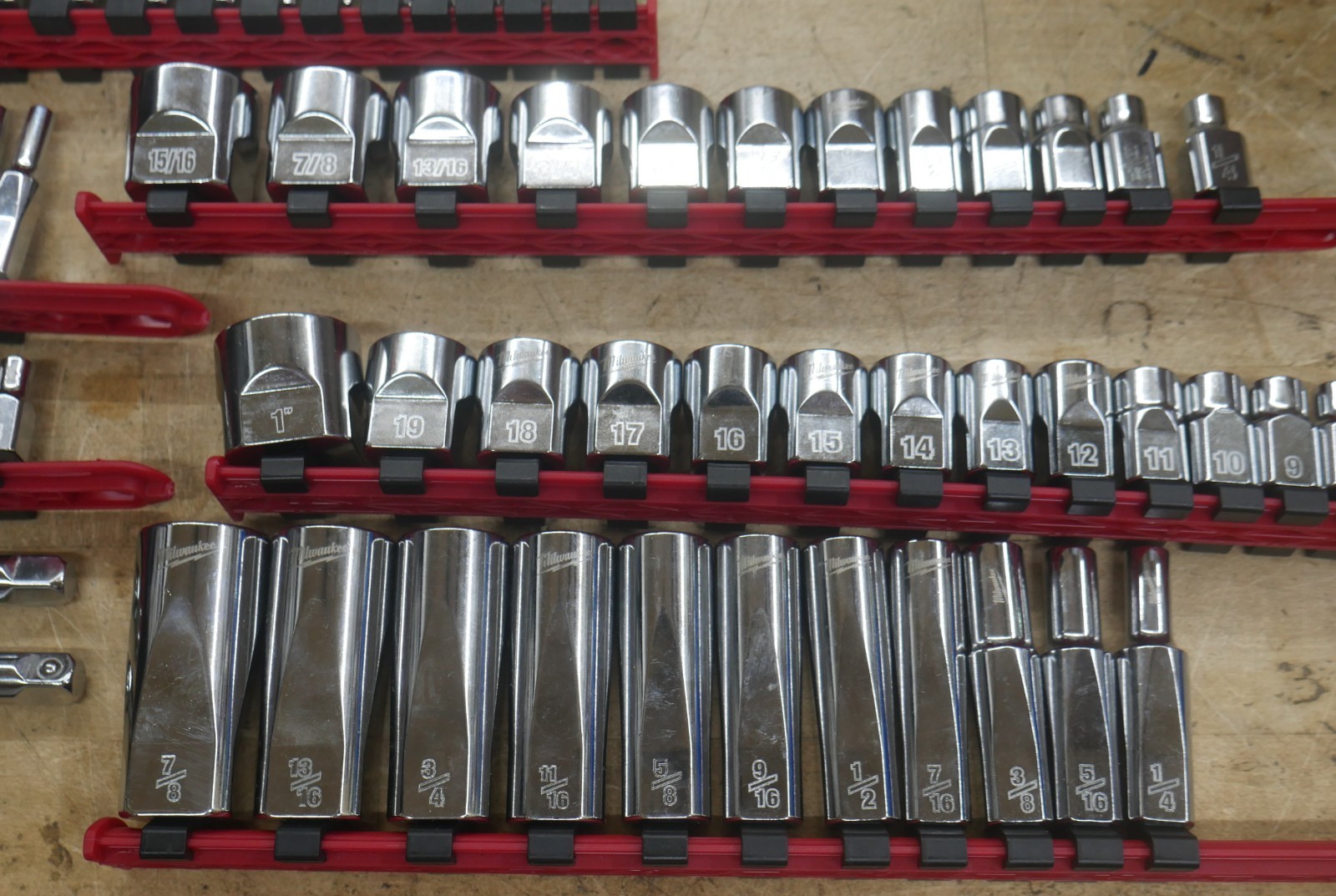 MILWAUKEE ASSORTED DEEP WELL & REGULAR SOCKETS METRIC & STANDARD 75 3/8, 1/4