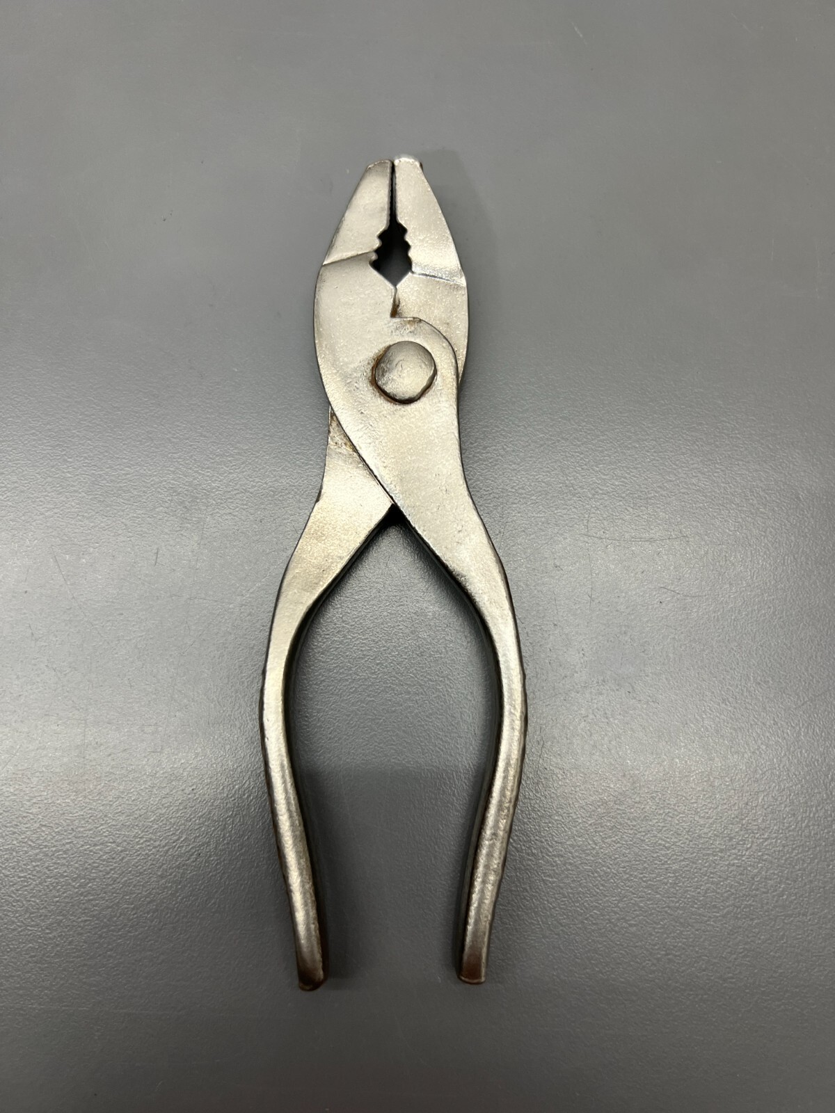 (H) VINTAGE UNBRANDED 6″ FLAT THIN NOSE SLIP JOINT PLIERS – TEXTURED GRIPS – USA