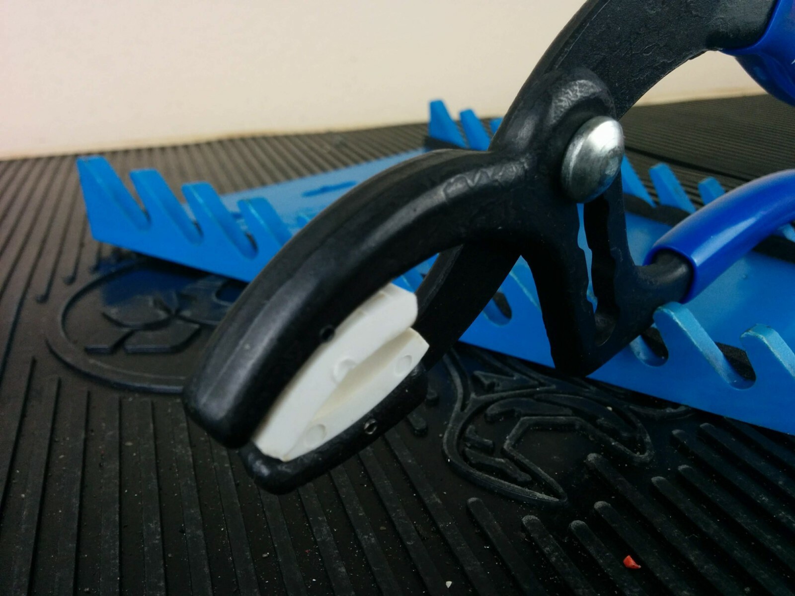 #aj694 NEW! Imperial Blue Soft Grip Adjustable Soft Jaw Non-marring Pliers GT113