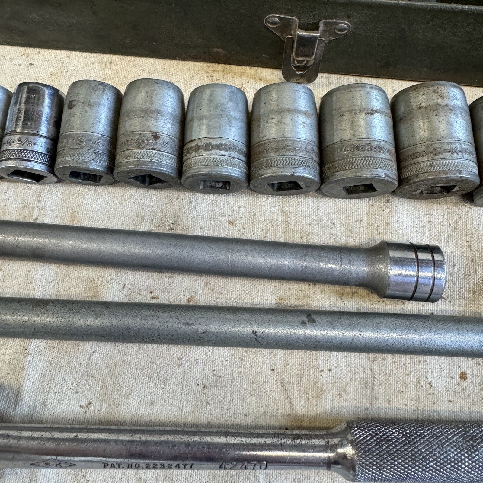 Vintage S-K Tools 17 pieces 1/2″ Drive SAE Socket Ratchet Set Metal Case.