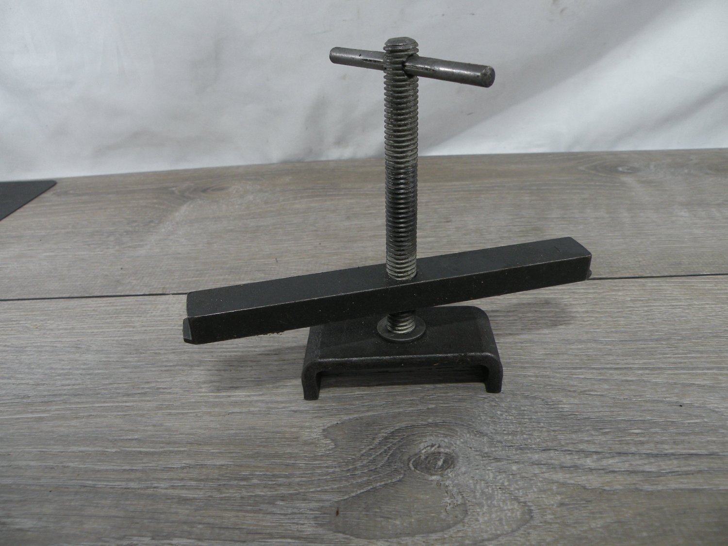 Automotive Specialty Puller Tool 523-98-148 T-Handle Screw Type Steel