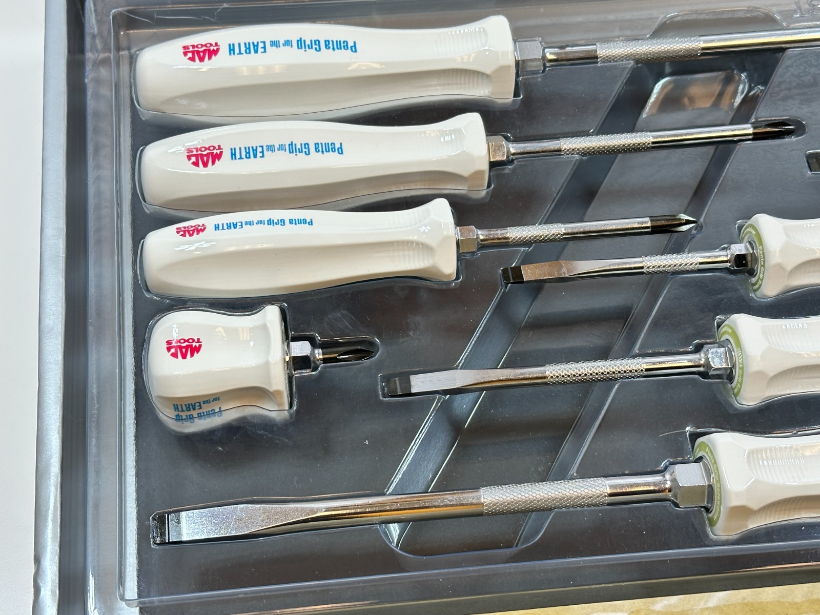 NEW MAC Tools RARE Japan Limited Edition White PENTA-GRIP Handle Screwdriver Set