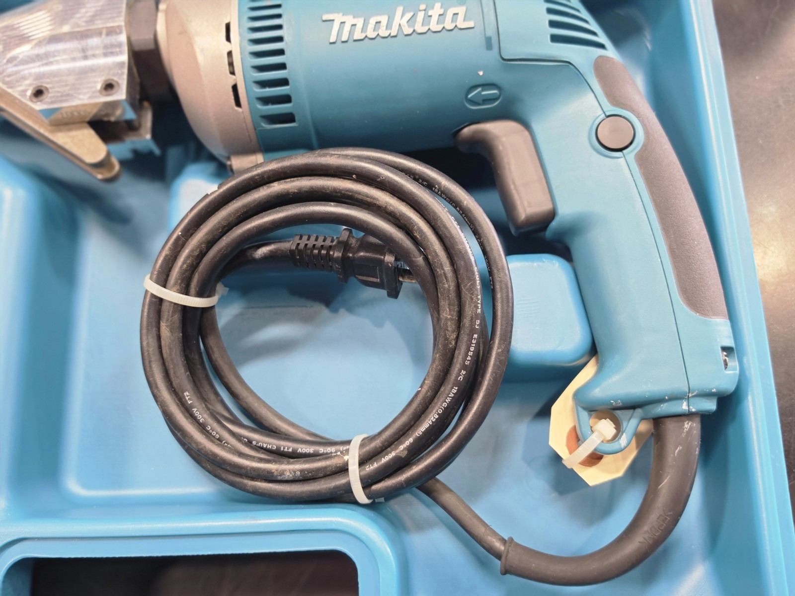Makita JS8000 1/2-Inch 6.5 Amp Corded Variable Speed Fiber Cement Shear, HS Case