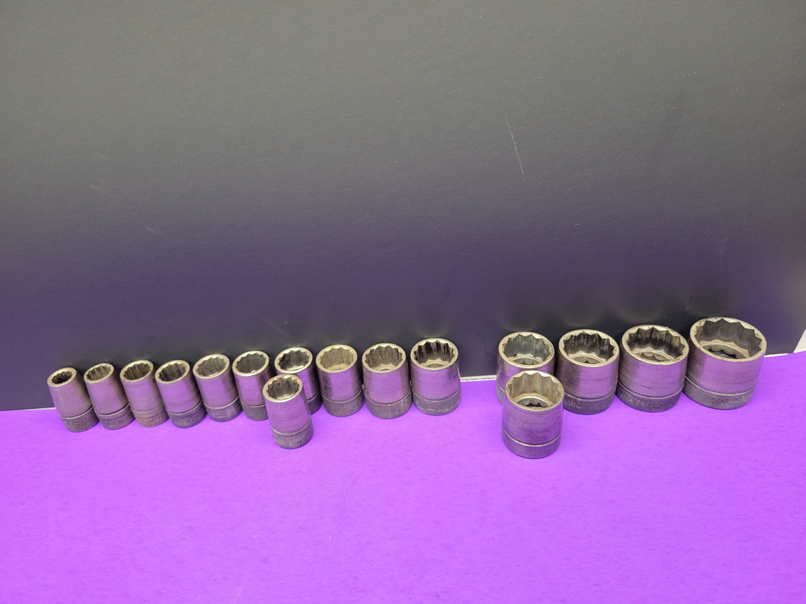 16 VINTAGE WARD’s 1/2 DRIVE SHALLOW SOCKET SET 12PT. 7/16″-7/8″ & 1″TO 1 1/4″