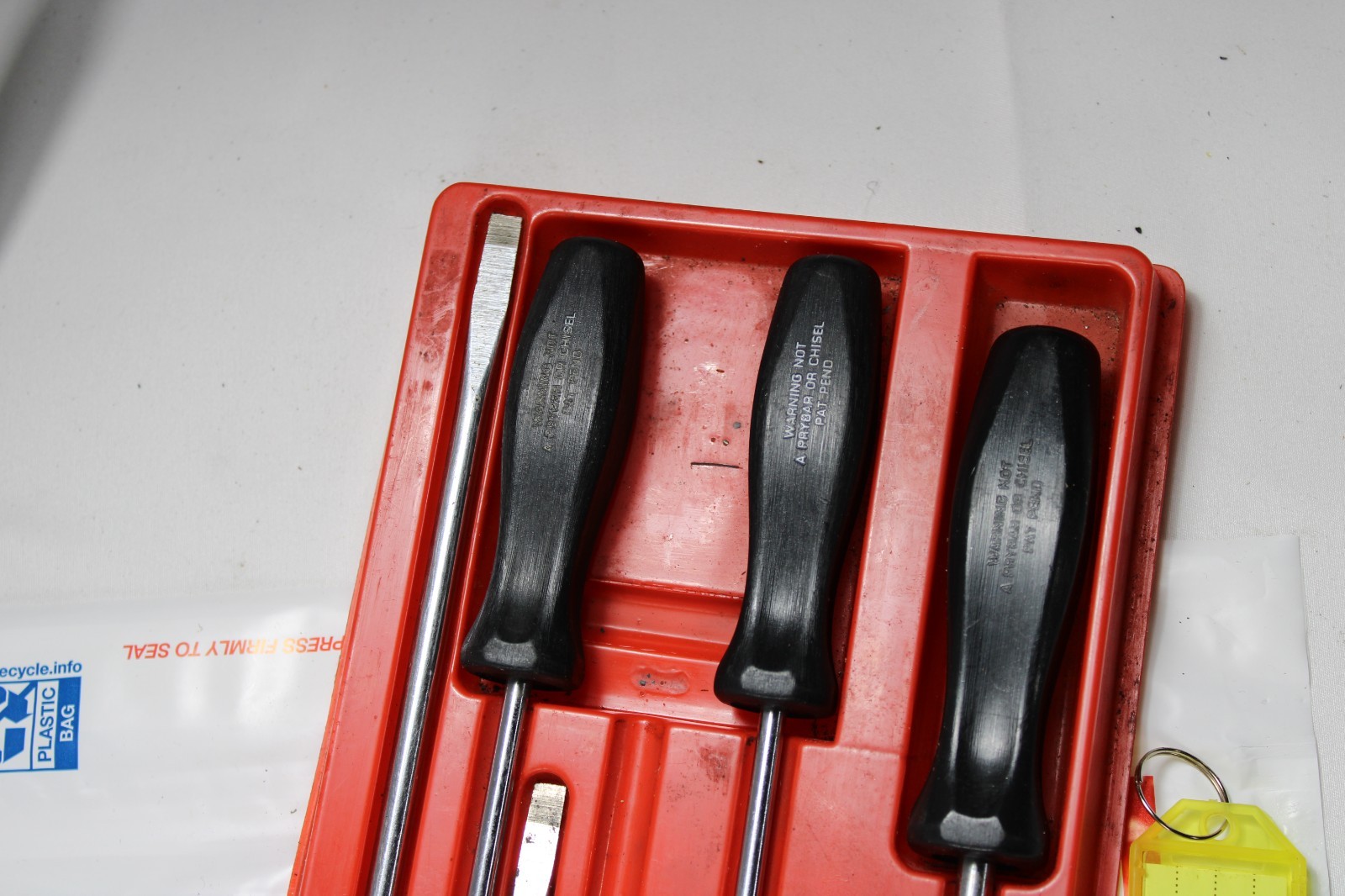 SNAP ON 8PC BLACK HARD HANDLE FLAT TIP SCREWDRIVER SET #SDD SERIES IN RED TRAY