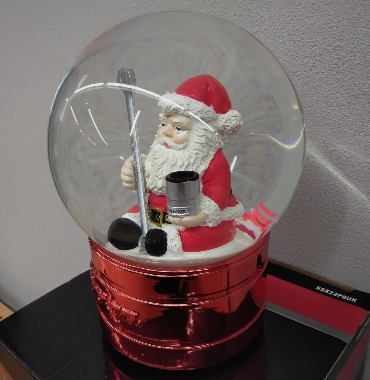 snap on collectables musical snow globe here comes santa claus new and boxed JP