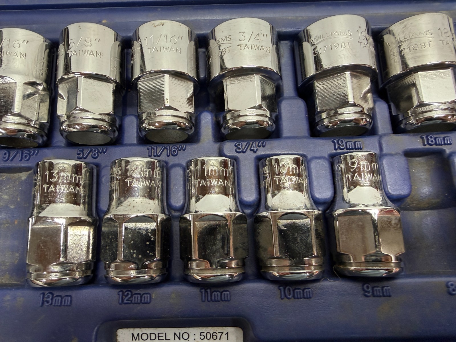 Williams 6 Point Bolt Thru Shallow Socket 3/8-3/4″, 9-19mm, Incomplete Set